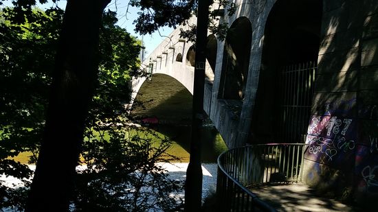 Wiederum einen guten halben km nach der Luitpoldbrücke folgt die ebenfalls beim Hochwasser von 1899 zerstörte Max-Joseph-Brücke, die als Neubau im Jahre 1902 dem Verkehr übergeben und 1974 vollständig instand gesetzt wurde. 
Sie hat eine Gesamtlänge von 104 m und ist 18 m breit.