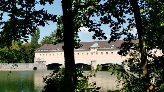 Im Norden Münchens passiert man das Stauwehr Oberföhring, das aber kein Kraftwerk darstellt, sondern die Aufgabe hat, die Isar aufzustauen und deren Wasser weitgehend in den Mittleren-Isar-Kanal abzuleiten, der erst bei Landshut wieder in die Isar mündet.
