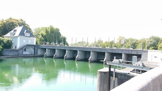 Am rechten Bildrand wird Isarwasser in den Kanal abgeleitet.