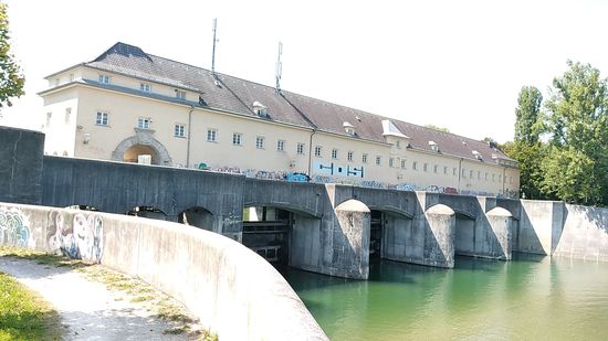 Nach dem Wehr fließt die verbliebene Isar nach rechts weiter.