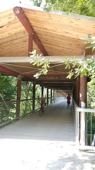 Etwas weiter folgt die 96 m lange St.-Emmeram-Brücke für den Fuß- und Radverkehr, die 1978 als mit Stahlträgern verstärkte Holzfachwerkbrücke errichtet wurde.
Nachdem sie im September 2002 durch Brandstiftung bis auf die Brückenpfeiler aus Beton komplett zerstört wurde, weihte man den Neubau als komplett überdachte Fachwerkkonstruktion aus Holz und Stahl am 13.5.2005 offiziell ein.