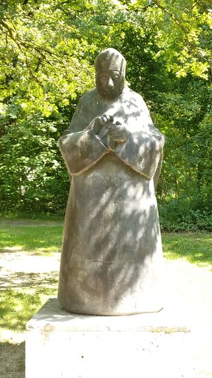Das Standbild des hl. Emmeram auf der Isar-Ostseite.
Er war ein Wandermönch, der im Jahre 652 auf grausame Weise angeblich bei Kleinhelfendorf, nicht weit von meinem Heimatort Feldolling, gemartert wurde.