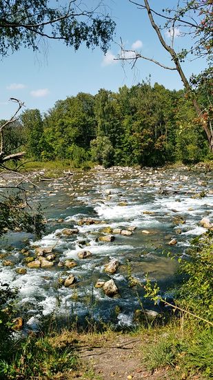 Die lebhaft wirkende Isar etwas unterhalb der sie querenden 
Autobahnbrücke der A 99.
Übrigens befinde ich mich hier seit etwa 1 km bereits außerhalb des Münchener Stadtgebiets, das südlich des Eisenbahn-Nordrings auf die Westseite entlang der Isar wechselte.