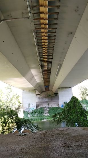 Unter der Isarbrücke der A99 mit Blick in Richtung Nordwest.