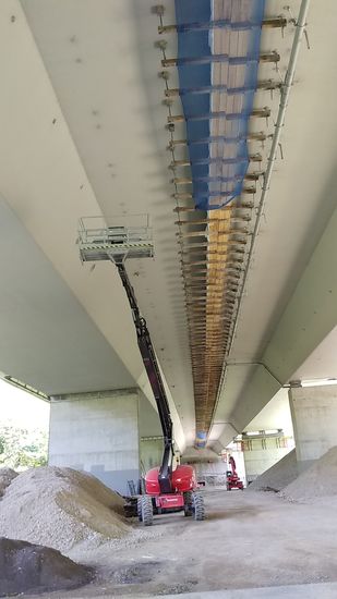 Derselbe Standort mit Blick nach Südost mit Gerätschaften zur Brückenwartung und -reparatur.