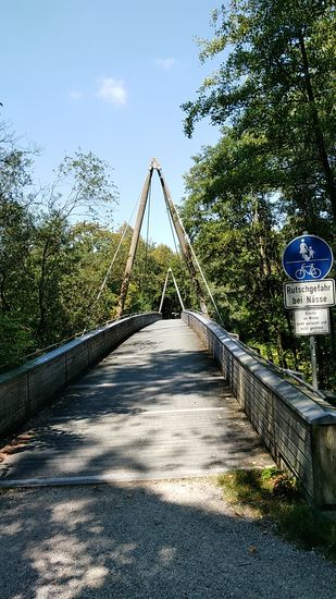 Beiderseits seit kurzem "out of Munich" - das Stadtgebiet von München ist hier an einer kleinen unbenannten Fußgänger- und Radlerbrücke am südlichen Ende von Ismaning seit etwa 1 km beiderseits zu Ende.
Sprich jetzt geht's wieder flüssiger auf der von mir des öfteren (hoch-)gelobten "Prärie" weiter, wobei ich nach der Stadtdurchquerung auf der von mir auf diese interessante Art und Weise so noch nicht praktizierten Route feststellen möchte, daß ich zu einem späteren Zeitpunkt einmal gerne auf einem Fußmarsch z.B. die weiter oben angeführte Praterinsel, wie auch andere begleitende Gebiete, die an die Isar in der Stadt angrenzen, bewandern möchte. 
War ja ganz interessant, was bei den Recherchen im Internet an weiteren Details, die diesen Reisebericht in seinem Umfang sprengen würden, zu erfahren war.