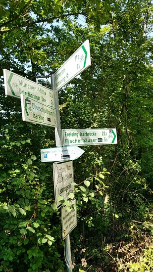 Rechterhand geht's weiter, sagt mir der Schilderwald.