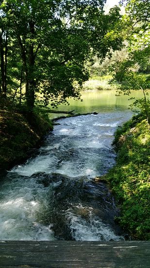 Hier mündet der Seebach, der aus Richtung der Ismaninger Speicherseen ankommt, in die Isar.