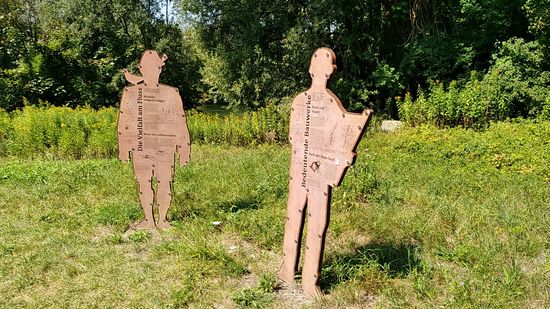 Immer wieder finden sich solche informative Skulpturen, mit Themen wie hier über die Vielfalt am Fluss und bedeutende Bauwerke