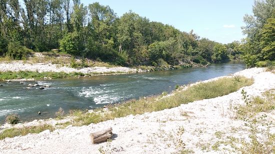 Nach dieser Auffrischungsstrecke geht die Isar ab Bildmitte wieder in ihren gemächlichen Verlaufsmodus über.
