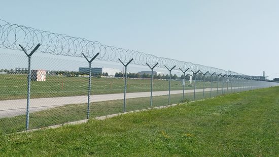 Unweit des o.g. Aussichtshügels beginnt der westliche Absperrzaun des Flughafenterritoriums.