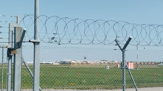 In Bildmitte im Hintergrund das MAC (Munich Airport Center) und der markante Tower vom Terminal 1.