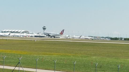 Dieses und die nächsten beiden Bilder zeigt ein und dieselbe 
Germanwings-Maschine kurz vor der Landung:
Hier noch etwas in der Luft...