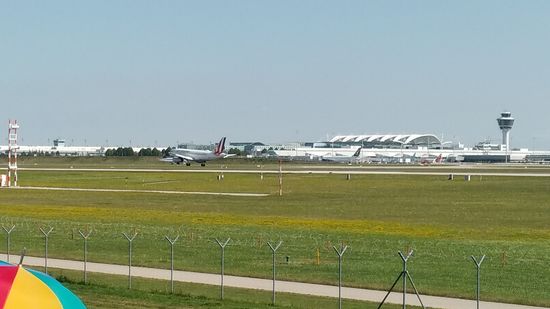 ... hier knapp über der Landebahn ...