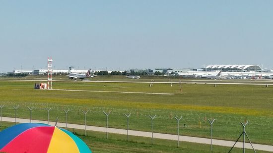 ... und hier setzt sie gerade auf der Landebahn auf, was an der leichten Qualmentwicklung hinter den Reifen ersichtlich ist (bei Bildvergrößerung deutlich sichtbar).
Im Nachhinein gesehen ist diese Drei-Bild-Landephase sehr gut gelungen, wenn man das eingesetzte Medium "Handy-Foto" berücksichtigt !