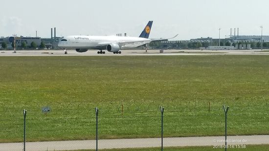 ... und sogleich schwenkt die Langstreckenmaschine auf die Startbahn ein.
So wurde ich also an diesem Tag auf Radferntour auch noch zum sogenannten "Planespotter" !
