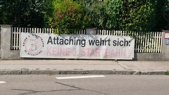 Des einen Freud, des anderen Leid...
Die Kehrseite der Medaille müssen die Anwohner tragen, wie hier die Attachinger, die schon seit langem gegen die 3. Startbahn kämpfen.
Mich trägt nach dem Intermezzo am Flughafen mein Weg durch die bereits lange vom Fluglärm geplagte Ortschaft Attaching in Richtung Norden nach Freising.