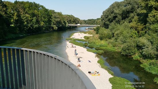 Auf der Korbiniansbrücke, die nur für den Linienverkehr, Radfahrer und Fußgänger freigegeben ist, bekomme ich wieder kurzzeitig Sichtkontakt zur Isar, die hier in Richtung Moosburg weiterfließt.