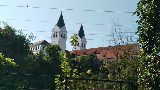 Nur noch wenige Pedalumdrehungen vor dem Bahnhof Freising bietet sich ein, wenn auch von der Bahn-Oberleitung etwas beeinträchtigter Blick auf St. Maria und St. Korbinian, den Dom zu Freising.
So geht dieser zweite Tourtag seinem Ende entgegen und am späten Nachmittag trete ich von Freising aus mit der S-Bahn die Rückfahrt bis Aying an, von wo aus ich noch gut 15 km über den Umweg via Lauser Weiher nach Hause zu radeln hatte.
Die Fortsetzung der hier gewollt unterbrochenen Radferntour sollte dann einige Zeit später, wiederum bei einem Überstundenabbau stattfinden.