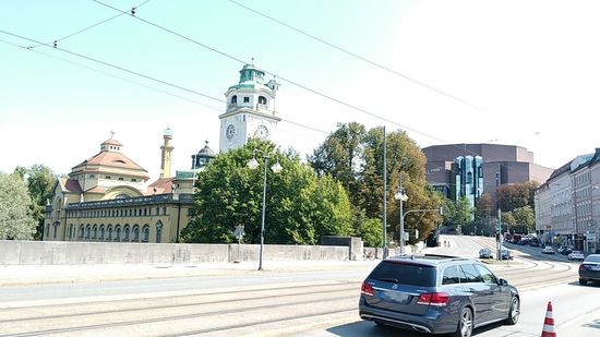Von der Ludwigsbrücke aus gesehen links das Müller'sche Volksbad und Mitte rechts das Kulturzentrum Gasteig als kantiger Gebäudekomplex.