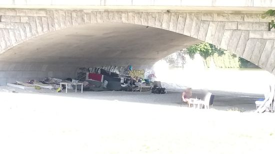 Unter einem Brückenbogen zeigt sich die Kehrseite unserer "modernen" Gesellschaft in Form dort wohnender Obdachloser.