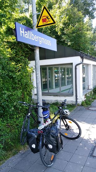 S-Bahn Station Hallbergmoos.