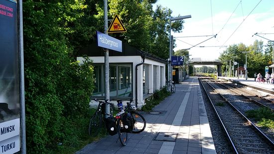 Mit Blick in Richtung München sieht man die Straßenbrücke über die Gleise, die rechterhand nach etwa 1 km zur Isar führt.