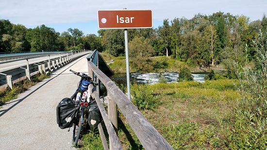 An der Isarbrücke angekommen, die hier zum zweiten offiziellen Startpunkt erkoren wurde.