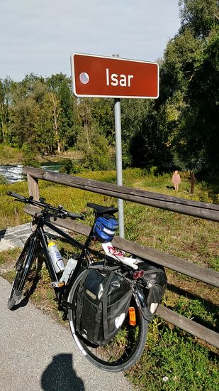 Auf der Grünfläche stehen zwei "menschliche" Info-Skulpturen, die mir vom zweiten Tourtag noch in Erinnerung waren. Damals ging es hier noch ein kurzes Stück rechts der Isar weiter und dann zum kleinen nördlichen 
Flughafen-Aussichtshügel.