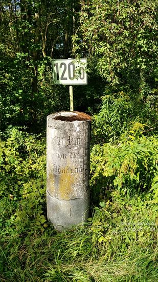 Auf dem Betonsockel steht es eingeschlagen:
120 km
von der 
Mündung
[in die Donau (von mir ergänzt)]