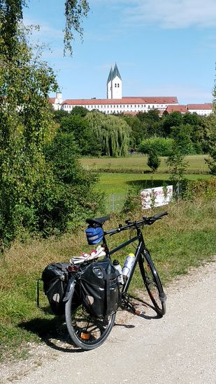 Ich war schon der Meinung, daß der Blick auf den Domberg zu Freising durch den seit einiger Zeit bestehenden ständigen Baum- und Strauchbewuchs entlang des Radwegs beeinträchtigt sein könnte.
Aber, oh Wunder, plötzlich tut sich eine Vegetationslücke zur Linken auf und gibt einen guten Fernblick auf den Dom frei. 
Hat dies etwa der Herr Kardinal Marx veranlaßt?