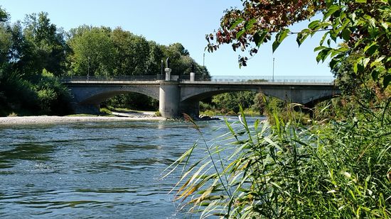 Und als letztes Bild vom Stadtgebiet Freising die Korbiniansbrücke flußaufwärts, die ich vor der Tourunterbrechung aus dieser Perspektive auf dem Weg zum Bahnhof von links nach rechts überquerte.