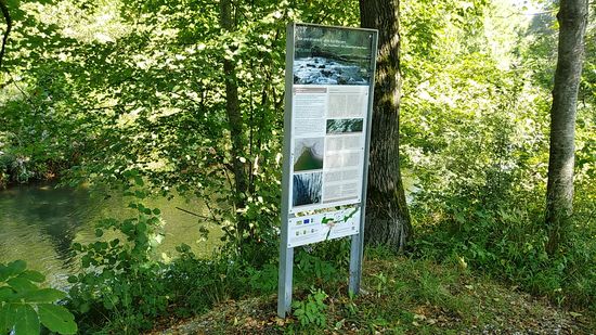 ... und gleich links verläuft die Moosach, die aus der Gegend um Lohhof/Unterschleißheim entstammt und ein kurzes Stück vor Moosburg in die Isar mündet.