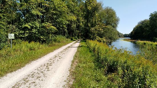 Linker Bildrand: Noch 104,8 km zur Mündung.