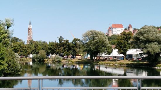 Jetzt wird's wieder städtisch:
Die niederbayerische Bezirkshauptstadt Landshut mit ihrer rechts thronenden Burg Trausnitz ist erreicht. Die ältesten Teile der heutigen Burg datieren aus dem Jahre 1204 als Herzog Ludwig der Kelheimer Landshut gründete.