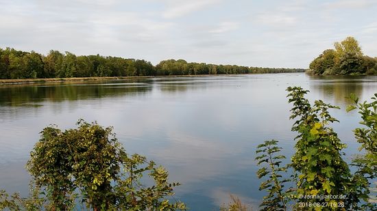 Gleich anschließend an Landshut beginnt der Altheimer Stausee, mit 1,65 km² das größte stehende Gewässer Niederbayerns. 
Der See und seine Uferbereiche sind durch die Landschaftsschutzgebiete Altheimer Stausee (ca. 220 ha im Westen, hier im Bild links) und "Schutz von Landschaftsteilen in den unteren Isarauen am Altheimer Stausee" mit knapp 24 ha im Osten, ab hier rechts) seit der Ausweisung in 1998 geschützt.
