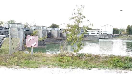 Am Ende des Altheimer Stausees befindet sich das Wasserkraftwerk Altheim, hier die Auslaufseite.