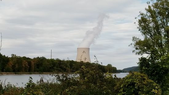 Am Ende des nächsten bald folgenden Stausees Niederaichbach postiert 14 km flußabwärts von Landshut schon unübersehbar der Kühlturm des Kernkraftwerks Isar 2 (KKI 2).