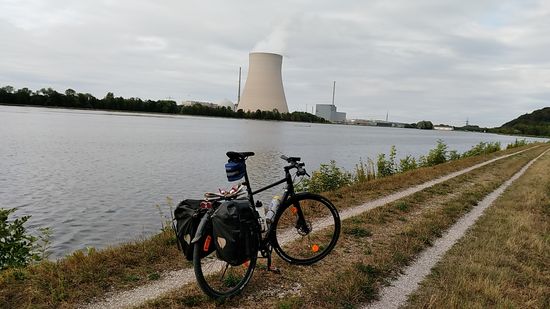 Aus dieser Perspektive erkennt man rechts vom Kühlturm das quaderartige Gebäude des bereits seit Juli 2017 stillgelegten Siedewasserreaktors KKI 1, dessen Rückbau 2017 genehmigt wurde