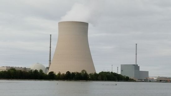 Gleich links am 165 m hohen Kühlturm befindet sich der kuppelartige Druckwasserreaktor des KKI 2, mit 1485 MW Bruttoleistung der leistungsstärkste Kernreaktor Deutschlands. Laut Info eines heimischen Spaziergängers gab der rechte Reaktor 1 (912 MW Leistung) seine Abwärme direkt an die Isar ab und benötigte deshalb keinen Kühlturm.