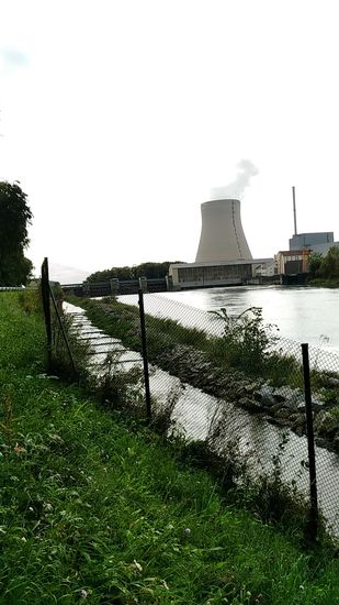 Von der Isar baulich getrennt, erkennt man hier eine Fischtreppe.