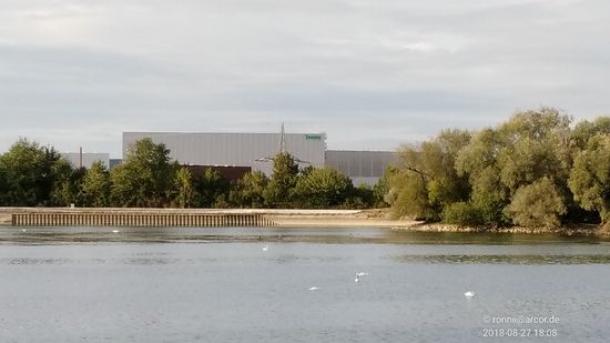 Bei Foto-Vergrößerung wird der grüne Schriftzug rechts oben am großen Gebäudetrakt erkennbar und macht auf ein großes Senf-Imperium aufmerksam.
Also nicht nur BMW gibt's in Dingolfing