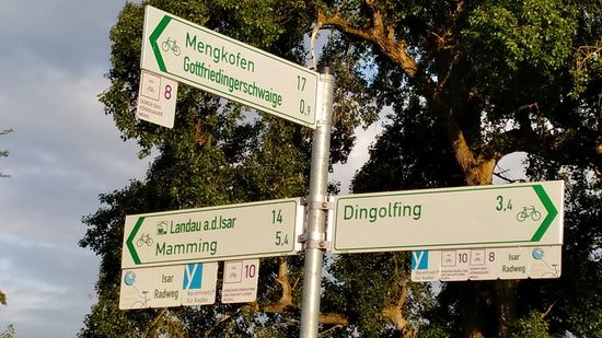 Übrigens hatte ich kurz vor 18:30 Uhr noch vor der Blumenästhetik direkt an der Dingolfinger Brücke erfolgreich per GoogleMaps eine Unterkunft in Mamming ausfindig gemacht und gleich telefonisch gebucht. Hier an dieser Stelle waren also noch gut 5 km zu strampeln.