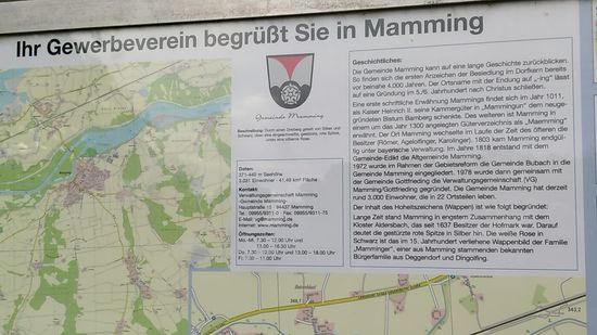 Etwa 1 km vor der Unterkunft kann ich mich anhand dieser Begrüßungstafel schon etwas ins Geschichtliche von Mamming einfühlen.