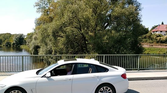 Genau unter dieser Brücke mündet die Amper, die hinter der bewachsenen Landzunge am rechten Bildrand erkennbar ist, in die von links ankommende Isar.