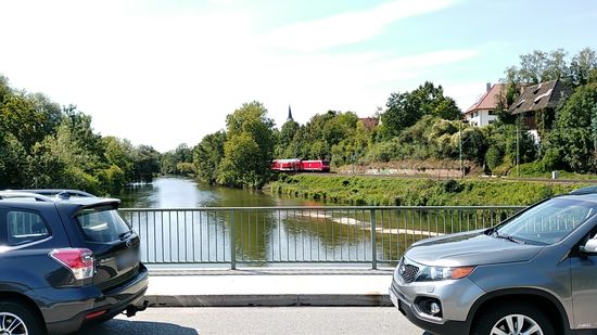 Die Amper gegen ihren Lauf kurz vor ihrer Mündung im Brückenbereich.