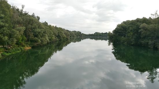 Bestens gestärkt vom Frühstück gab es vor der Weiterfahrt auf dem Radweg einen ersten visuellen Kontakt mit der Isar auf der Mamminger Isarbrücke, wobei gesagt werden sollte, daß es zwei Brücken kurz hintereinander sind, da sich die Isar vor Mamming aufteilt und eine bewachsene Insel umfließt.
Hier in Flußrichtung gesehen befinde ich mich auf der linken Brücke, der bewachsene Teil im Bild rechts stellt noch den letzten Teil der Insel dar, bevor sich die beiden Isaräste wieder vereinigen.