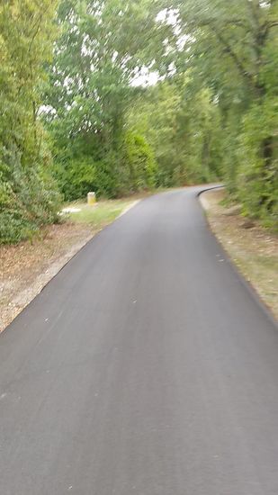 Recht frisch asphaltiert bietet sich mir gleich von der rechten Isarbrücke weg der Radweg - wie ein Highway.