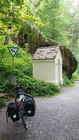 Um direkt dorthin zu gelangen, muß man vom Radweg aus ein kurzes, aber sehr steiles Stück die Innleite hochfahren oder schieben (je nach Verfassung - ich war vom Frühstück noch genügend gestärkt, um hoch zu fahren)  