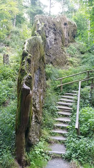 Am oberen Ende des Gebildes läßt sich die Wasserrinne schon erahnen.
Herablaufendes Wasser läßt durch den Kalkgehalt diesen schmalen Felsen immer noch weiter in die Höhe anwachsen und stellt mit 40 m Länge die längste steinerne Rinne Bayerns dar.